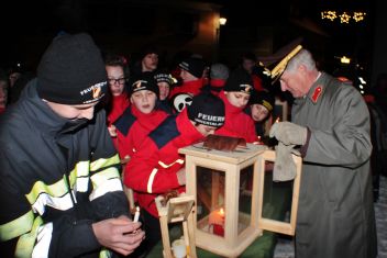 Friedenslicht Übergabe der Feuerwehr