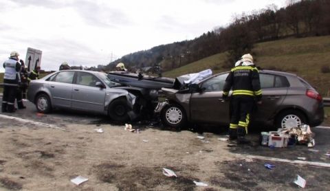 Vier Verletzte bei Verkehrsunfall