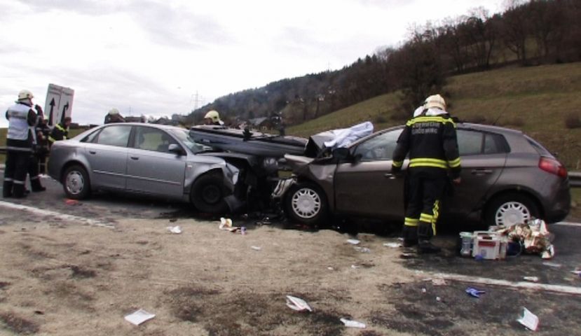 Vier Verletzte bei Verkehrsunfall