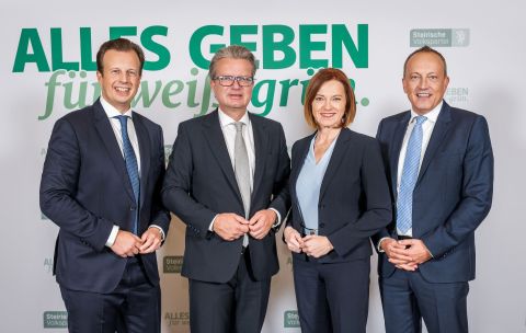 Forstner gratuliert den neuen Mitgliedern