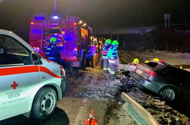 LKW gegen Pkw auf der A9
