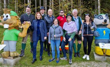 Bürgermeister Franz Zach (Gemeinde Öblarn), LR Simone Schmiedtbauer (Land Steiermark), Vizebgm Klaus Bliem (Gemeinde Öblarn), LEADER Vorstand Vzbgm. Anton Hausleitner (Gemeinde Irdning-Donnersbachtal), LEADER GF Barbara Schiefer, HBI Dietmar Wundersamer (FF Aigen), Projektleiterin und LEADER Vorstand Natalie Prüggler (MOOSMOAR Energies OG), Markus Mayerl (Leiter WLV Gebietsbauleitung Steiermark Nord) und Nadine Schrempf (TVB Schladming-Dachstein).