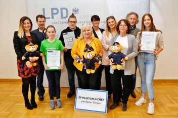 Landespolizeidirektor HR Mag. Gerald Ortner, MA, Schulpsychologe HR Dr. Josef Zollneritsch und GEMEINSAM.SICHER-Botschafterin Dr. Christa Kummer übergaben heute den drei Siegern die Dekrete sowie ihre Siegerprämien.