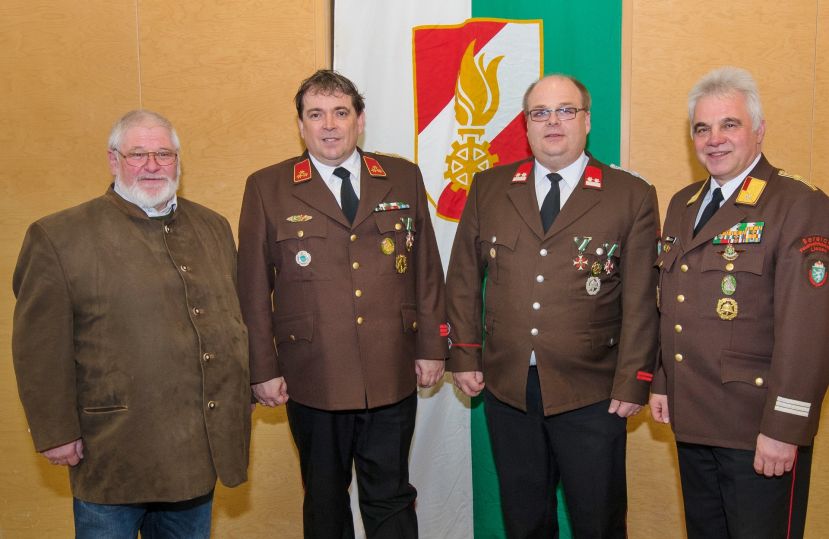 v.l. 1. Vizebürgermeister Josef Mitterer, HBI Herbert Peer, OBI Martin Steiner, ABI Peter Mayer