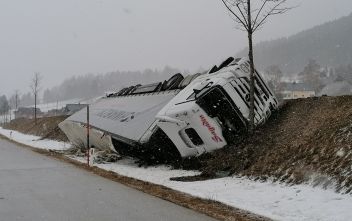 Sturm riss Bäume und LKW um