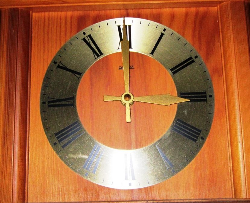 Wer ... hat an der Uhr gedreht?