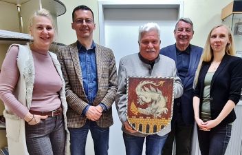 Die Preisträgerinnen Marietta Sulzbacher und Romana Rojer mit den Prüfern Martin Parth und Josef Hasitschka so wie Karl Hödl im Stadtarchiv Liezen.