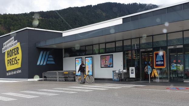 Security steht vor Hofer in Liezen