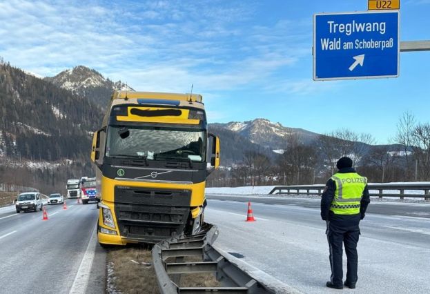 Lkw-Fahrer erleidet medizinischen Notfall