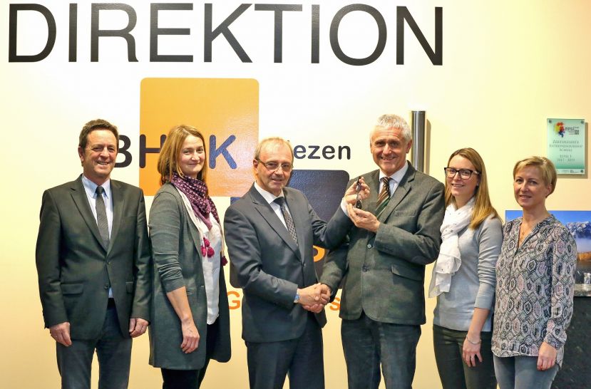 Am Bild „Schlüsselübergabe mit Leitungsteam“ v.l.n.r.: Martin Kieler (Administrator), Gerhild Lackner (Administrator-Stellvertreterin, Josef Ahornegger, Simon Pichlmayer, Elisabeth Sorger (Sekretärin), Barbara Freidl (Sekretärin)