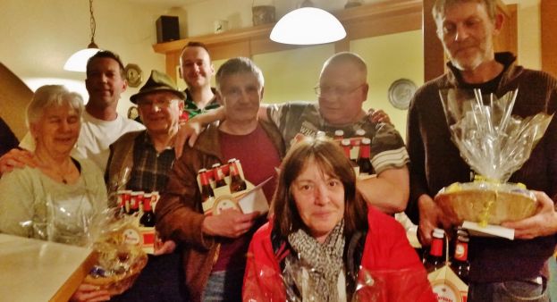 Foto; die Turnierleiter-Innen Martha Strohmeier (Vorne links) und Rosi Te Best (vorne rechts) mit den Erstplatzierten :von links hinten Alexander Enhuber (7), Sieger Ewald Schachner, Kevin Lorbeck (5), Cölestin Mayer (3), Karl Busch (2), Erich Gössweiner (4).
