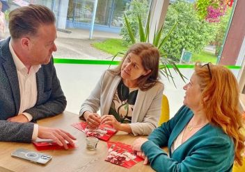Soziallandesrätin Doris Kampus startet in diesen Tagen ihre Sommertour 2023, um sozialpolitisch Bilanz im Kampf gegen die Teuerung zu ziehen.
