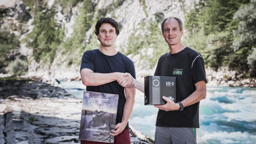 Der „Gesäusefotograf des Jahres 2019“ Lukas Vesely mit Direktor Herbert Wölger