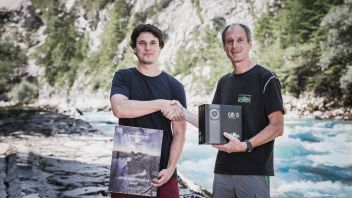 Der „Gesäusefotograf des Jahres 2019“ Lukas Vesely mit Direktor Herbert Wölger