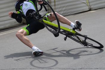 Radfahrer prallte gegen Leitschiene