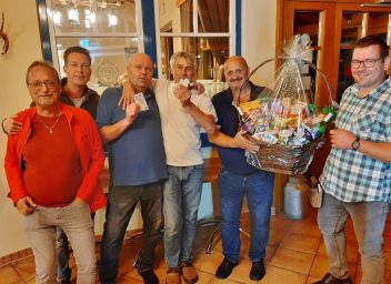 Johann Reiter (Turnierleitung), Alexander Enhuber (Turnierleitung), Christian Schmid (2.Platz) Sieger Franz Eder, Günther Schöttel (4.Platz).Kellner Christian Huber