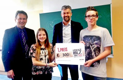 Die „Genialen Holzjobs-SchülerInnen“ der der NMS Liezen freuten sich über den Scheck von 300 Euro, der von Franz Titschenbacher (Obmann von proHolz Steiermark) und Ewald Fuchs (GF von STIA Holzindustrie) übergeben wurde.