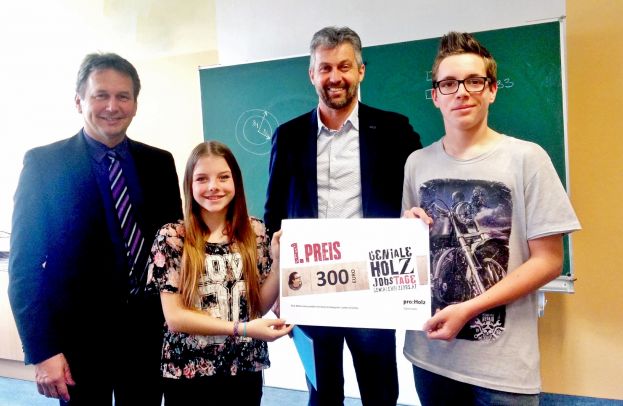 Die „Genialen Holzjobs-SchülerInnen“ der der NMS Liezen freuten sich über den Scheck von 300 Euro, der von Franz Titschenbacher (Obmann von proHolz Steiermark) und Ewald Fuchs (GF von STIA Holzindustrie) übergeben wurde.