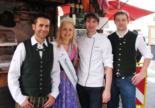 Der bekannte „Seer“-Musiker Jürgen Leitner als Vertreter der GrimmingTherme, Narzissenkönigin Sarah Haslinger, Küchenchef Christian Spreitz (Hotel Erzherzog Johann) und Manfred Mayer (Regionalmarke) vertraten das Ausseerland-Salzkammergut in Linz.
