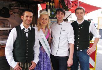 Der bekannte „Seer“-Musiker Jürgen Leitner als Vertreter der GrimmingTherme, Narzissenkönigin Sarah Haslinger, Küchenchef Christian Spreitz (Hotel Erzherzog Johann) und Manfred Mayer (Regionalmarke) vertraten das Ausseerland-Salzkammergut in Linz.