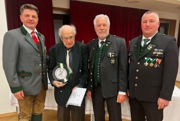 Bgm. Roland Raninger, VPräs. Walter Schwab, Geehrter Walter Reich und Obm. Helmuth Radauer