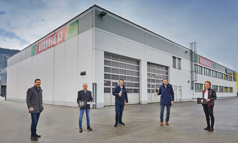 Patrick Dornig, Geschäftsführer Volvo Group Austria; Mario Auer, Werkstattleiter Zweigstelle Huber Liezen; Pascal Job, Aftermarket Manager Volvo Trucks; Johann Huber, Geschäftsführer Johann Huber Spedition- und Transportgesellschaft; Barbara Legenstein, Vehicle Sales &amp; Marketing Manager Renault Trucks.