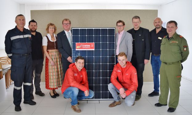 OBM Schartner, Reinhard Fischer, Mag. Uschi Lackner, Obmann Bgm. Gerhard Schütter, FR Albert Krug, Jakob Kabas MBA, Christof Zamberger, HBI Scherz Vorne: Matthias Walcher u. Marcel Pichler (EVU Gröbming)