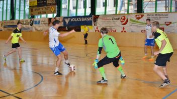 Kids kicken in der Ennstalhalle
