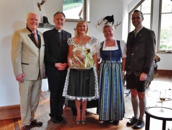 v.l.n.r. Dr. h.c. Ernst Hochsteger, Pfarrer Mag. Hans Huber, Ingrid Flick, Marianne Hochsteger und Bürgermeister Klaus Baumschlager