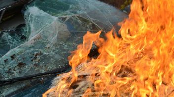 Pkw in Vollbrand geraten
