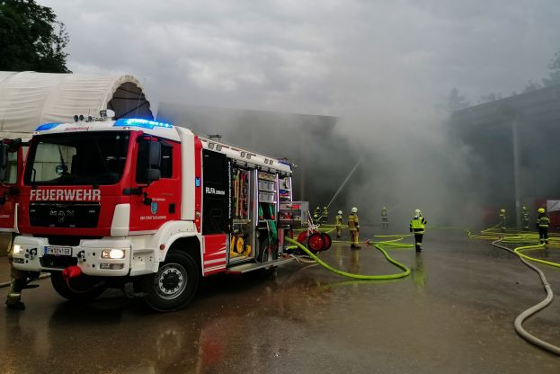 11 Feuerwehren stehen im Großeinsatz