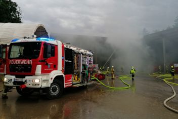 11 Feuerwehren stehen im Großeinsatz