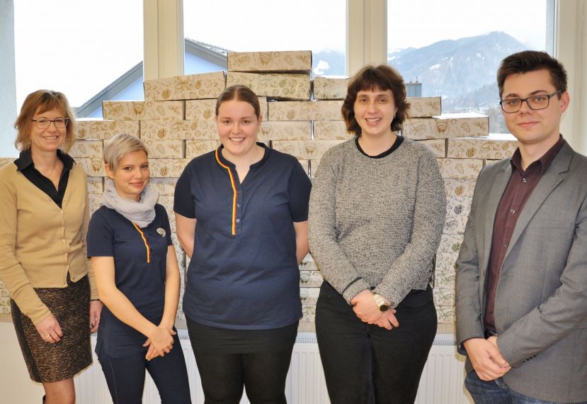Foto v.r.n.l.: Mag. Michael Schachner (Sozialreferat BH Liezen), Mag. Brigitte Wachlinger (Referatsleiterin), Filialleiterin Regina Schupfer, Anna-Maria Kern, Mag. Uschi Lackner (SHV Liezen)