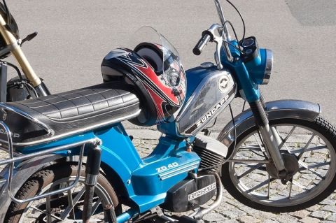 Mopedlenker prallte gegen Pkw