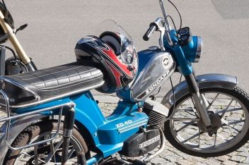 Mopedlenker prallte gegen Pkw