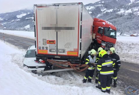 Pkw-Lenker auf der B320 schwer verletzt