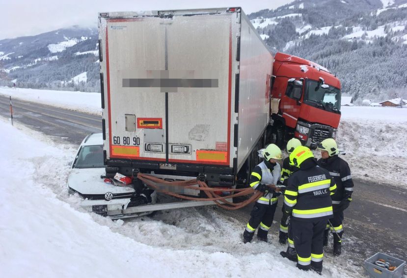Pkw-Lenker auf der B320 schwer verletzt