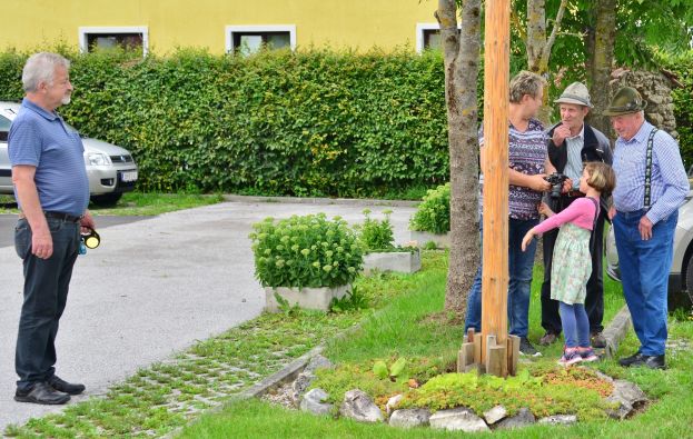 Millionenbauer mit Familie beim Maibaum