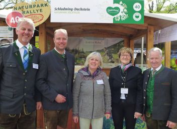 Volkhard Maier (GF Naturpark Sölktäler), Mathias Schattleitner (GF Schladming-Dachstein), Erika Grundner (Vorsitzende Tourismusverband Naturpark Sölktäler), Gerti Langbrucker (Pension Langbrucker, Großsölk), Helmut Schrempf (Obmann Schladming-Dachstein).