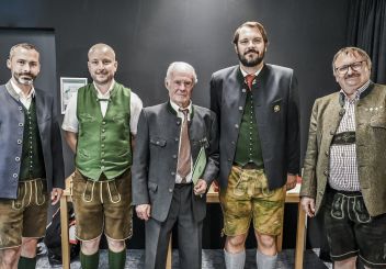 Bürgermeister von Admont Christian Haider, Obmann des Alpinen Rettungsdienst Gesäuse Hannes Leinweber, Jubilar Dr. Gerhard Rupar, Landesleiter der Bergrettung Steiermark Stefan Schröck und Bezirkshauptmann Christian Sulzbacher