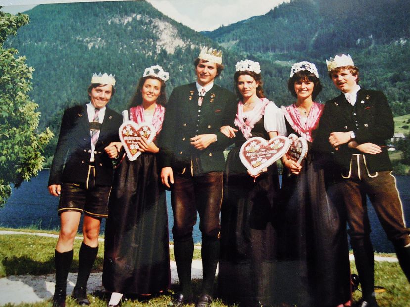 1983 gab es eine Premiere in der Geschichte des Narzissenfestes – weibliche und männliche Hoheiten: Joe Pressl, Farbya Bargherbour, Jürgen Hentschel, Patricia Daudien, Lena Kremser und Günter Seebacher (v. l. n. r.).