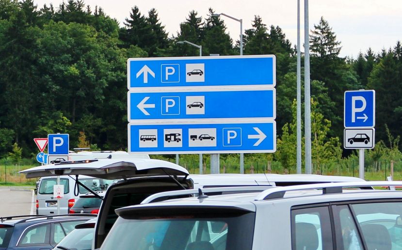 Zwei Pkw stießen auf Parkplatz zusammen