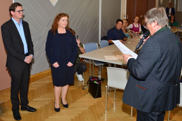 Andrea Heinrich und Albert Krug werden vom Bezirkshauptmann Dr. Christian Sulzbacher angelobt.