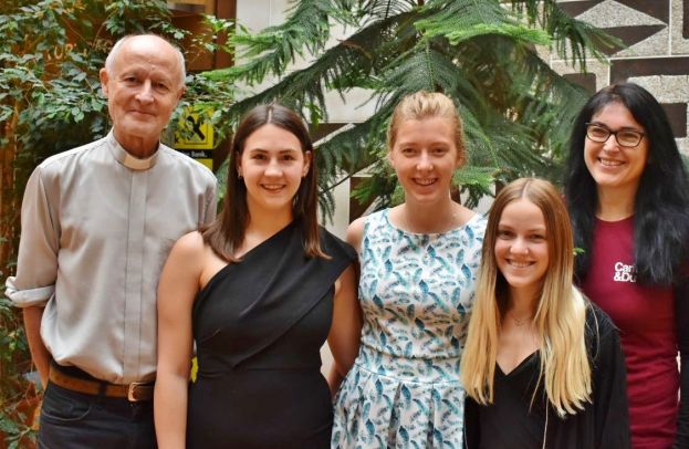 v.l.n.r.: Kaplan Günter Zgubic, Florentina Buresch, Anna Hussauf, Lea Wöhry, Monika Schachner