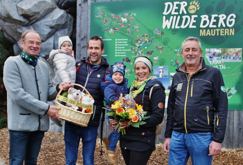 Wilder Berg-Geschäftsführer Georg Bliem (links) und Parkleiter Andreas Spöcker (rechts) begrüßten Familie Griesenhofer aus Seckau als 100.000ster Besucher und überreichten der Familie ein Geschenkspaket.