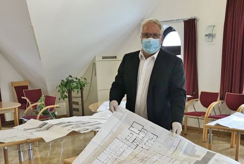 Referatsleiter Herbert Waldeck: „Auch die Planeinsichtnahme im Sitzungssaal des Rathauses wird unter Einhaltung der Sicherheits- und Schutzmaßnahmen erfolgen“.   