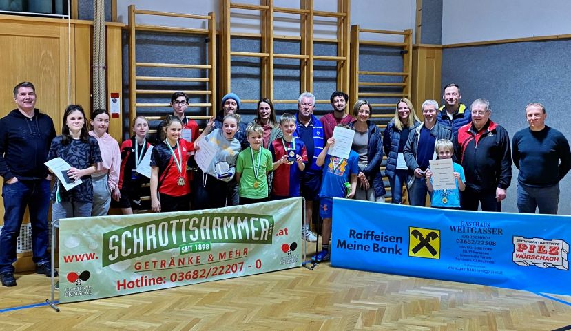 Werner Schwaiger, Präsident der Sportunion Wörschach (1.v.re.) und Trainer Hans Huber (2.v.re.) inkl. Turnierteilnehmer, Eltern, Verwandte und Tischtennisfreunde waren sichtlich stolz auf den Nachwuchs des Vereins.