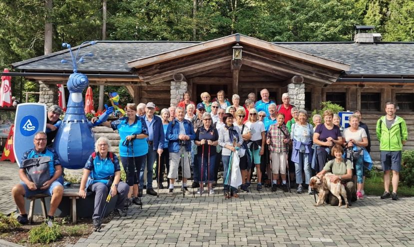 Gruppenfoto der „Wander- und Minigolfergruppe“ vom Bezirkswandertag am Vormittag