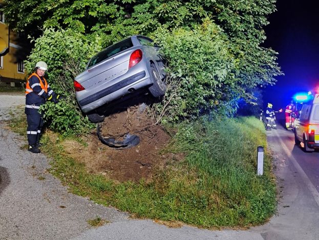 Spektakulärer nächtlicher Verkehrsunfall