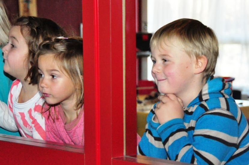 Jubelnde Kinder bei Flugshow